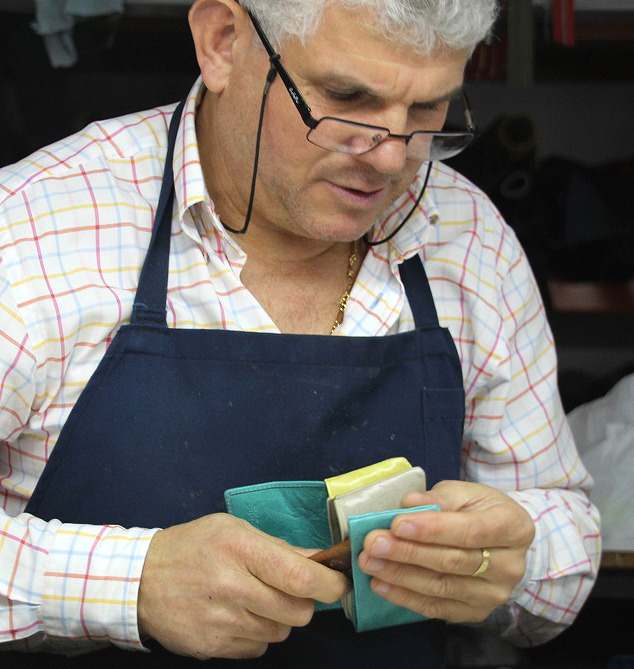 ノートカバー式クラッチバッグ　ラウンドジッパー　スペイン製　イタリアンレザー使用の手作り財布