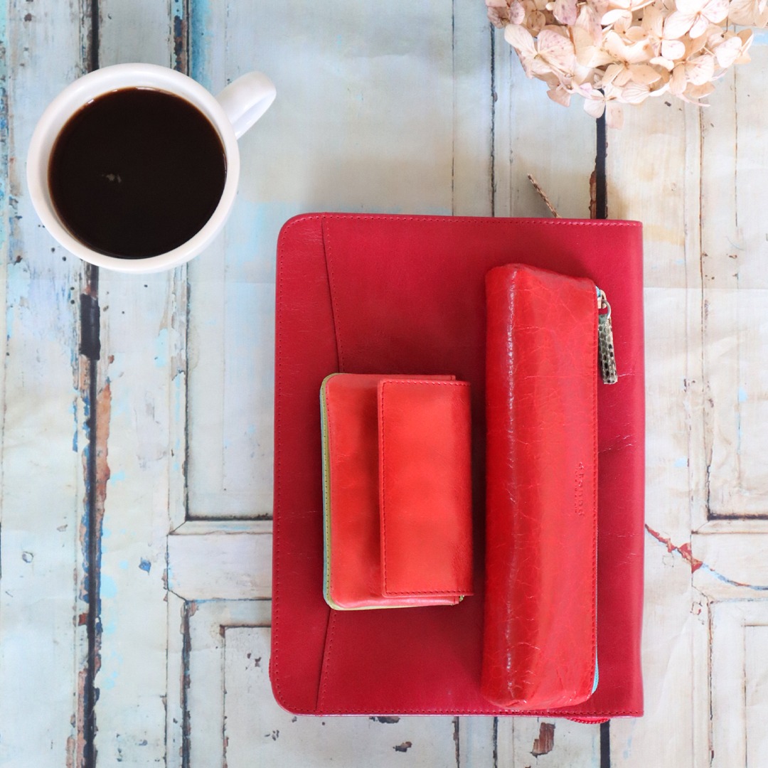 赤い財布、赤いペンケース