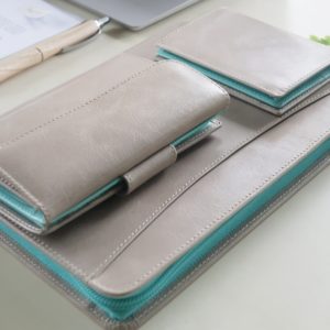 ノートカバー式クラッチバッグ　ラウンドジッパー　スペイン製　イタリアンレザー使用の手作り財布