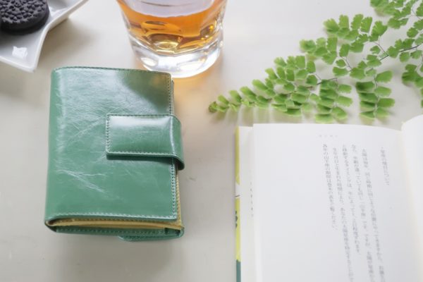 緑の財布　二つ折り財布　スペイン製　イタリアンレザー使用の手作り財布