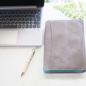 ノートカバー式クラッチバッグ リブレタ Libreta アッシュ ターコイズブルー Etonne エトネ 公式サイト 上質な革で仕立てる スペイン製手作り革製品