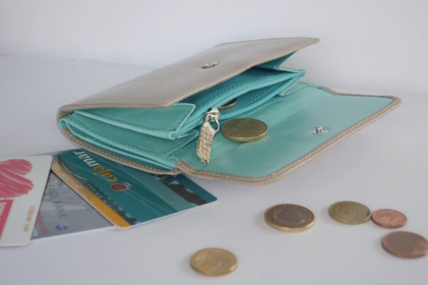 二つ折り財布　インアッシュグレーとターコイズブルーのツートンカラー　スペイン製　イタリアンレザーの手作り革製品
