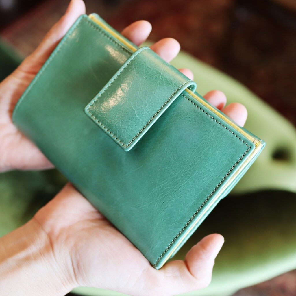 緑の財布は幸運を呼び寄せる？開運お財布のポイントと2023年開運色とは 